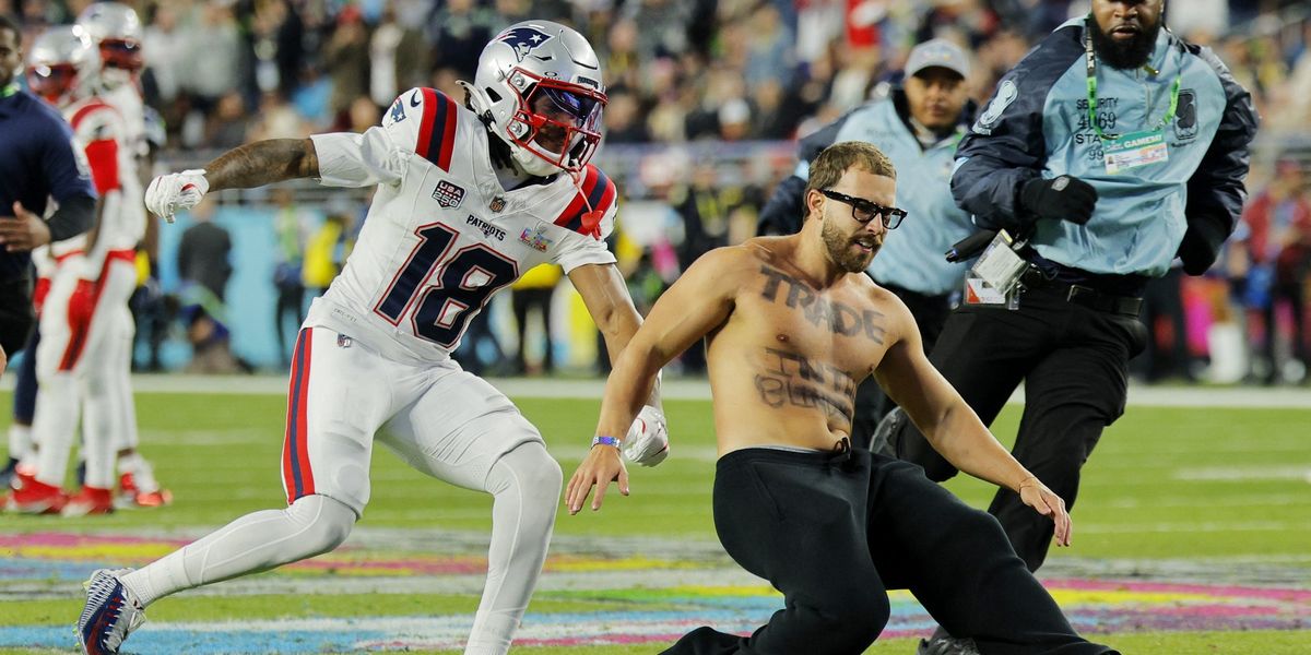 Super Bowl delayed as streaker invades field and is tackled by Patriots player