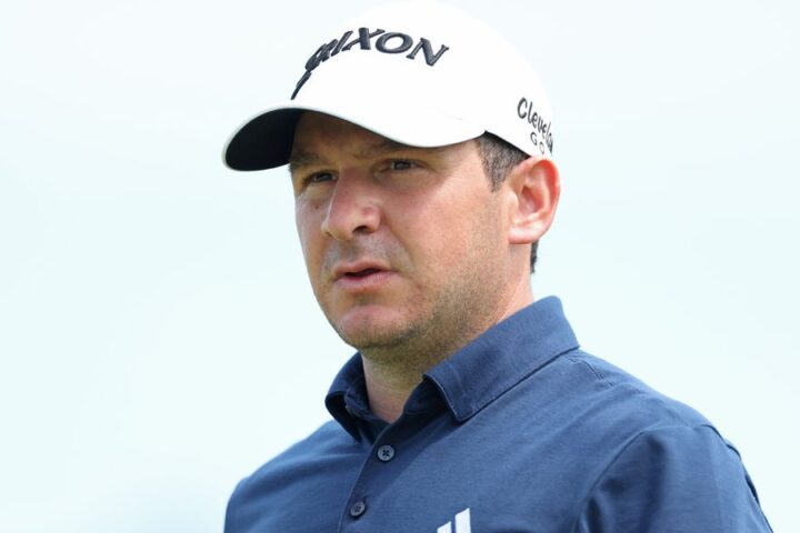 Alejandro Tosti uses caddie's bib to signal search for a wife at Valspar Championship