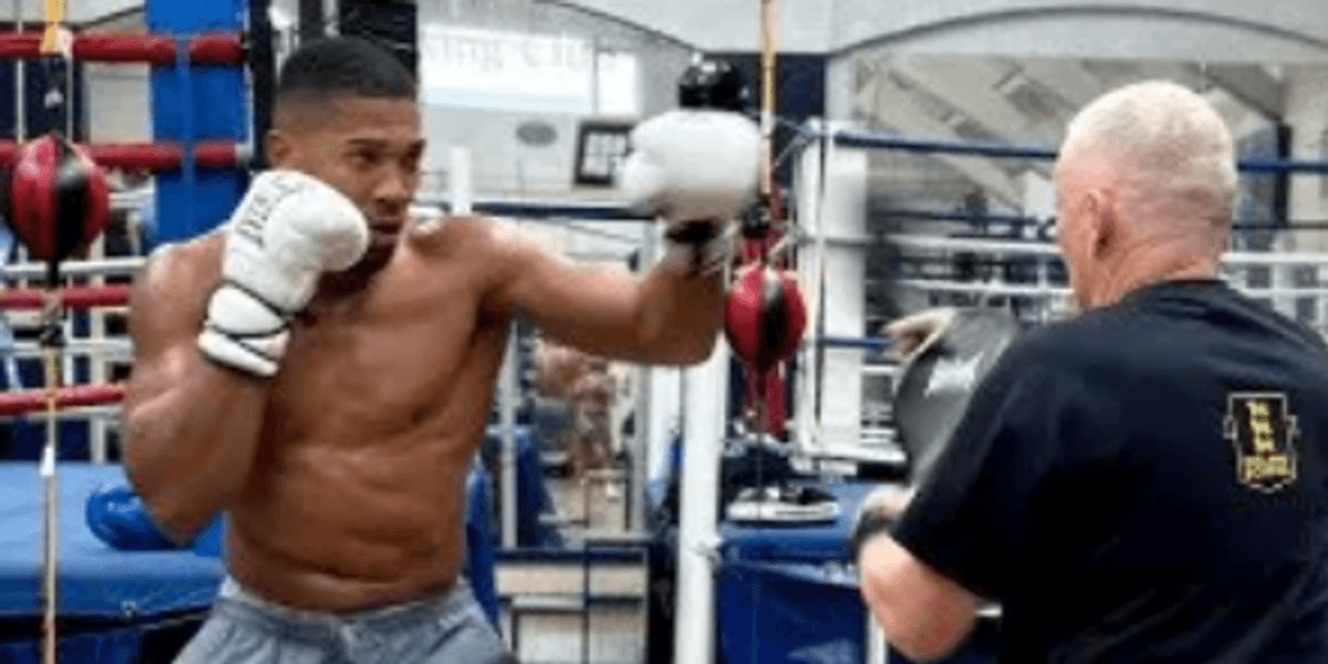 Anthony Joshua returns to Finchley gym for emotional reunion with coach Sean Murphy