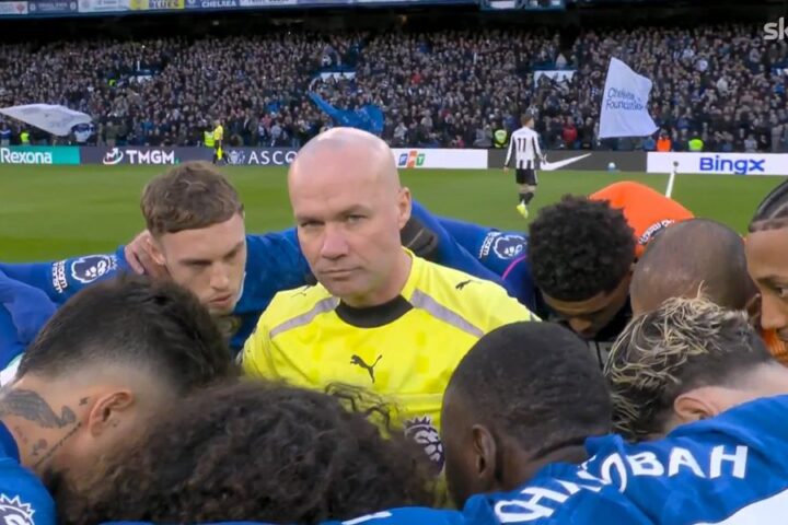 Chelsea players ignore official instructions on huddle ahead of Premier League match