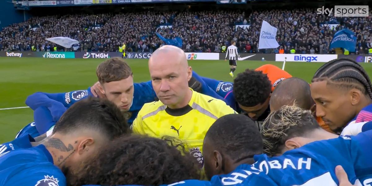 Chelsea players ignore official instructions on huddle ahead of Premier League match