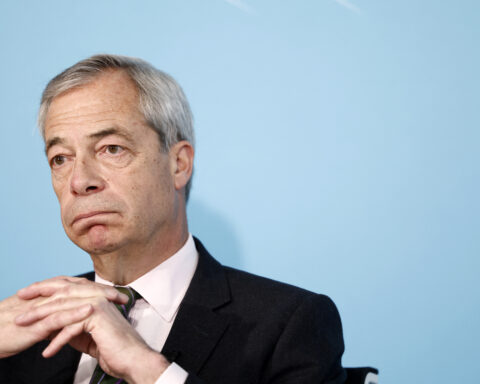 Farage calls for UK support in reopening Strait of Hormuz, criticizes military decline under Labour and Tories