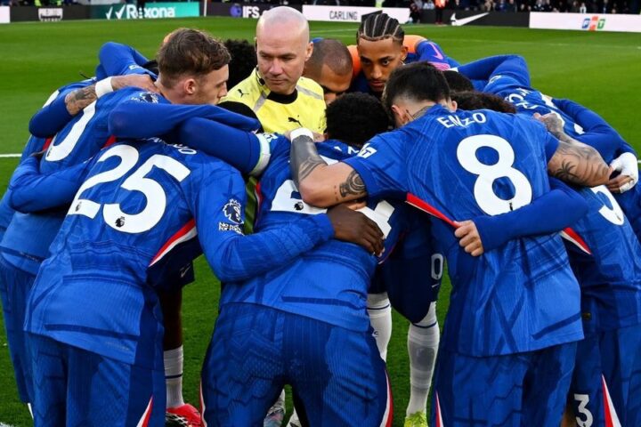 Gary Neville criticises Chelsea's pre-match huddle as unnecessary and performative