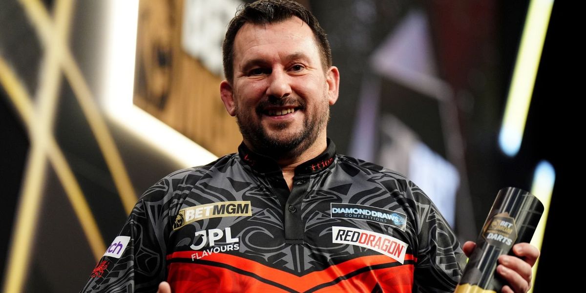 Jonny Clayton forgets wedding anniversary while focusing on Premier League victory over Luke Littler