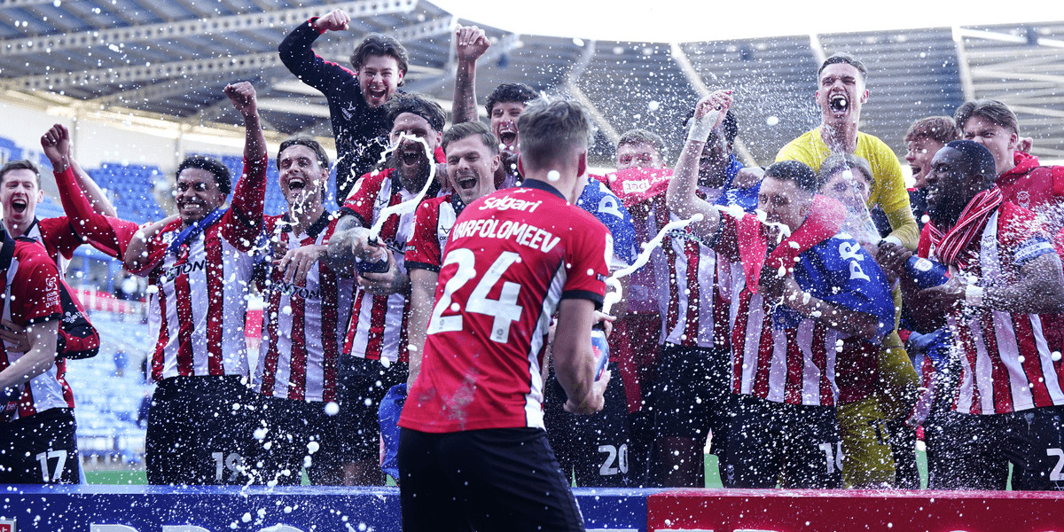 Lincoln City returns to Championship after 65 years with dramatic victory over Reading