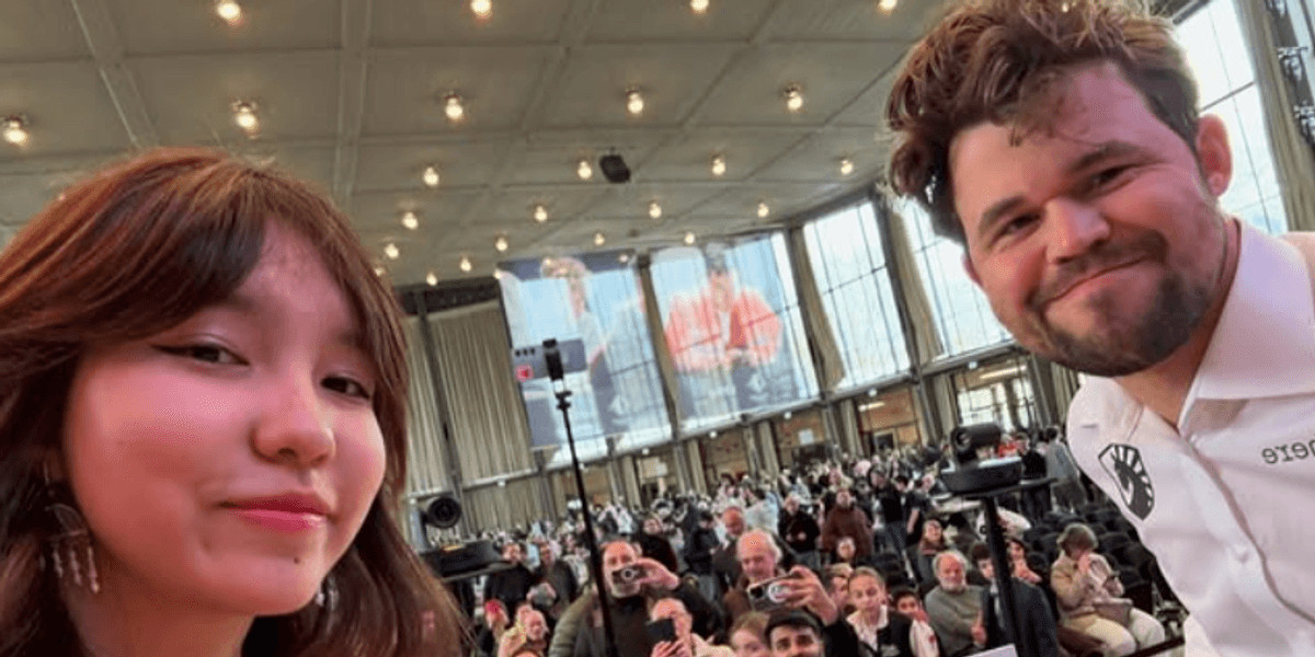 Magnus Carlsen captures selfie with opponent before reporting her mobile phone to officials