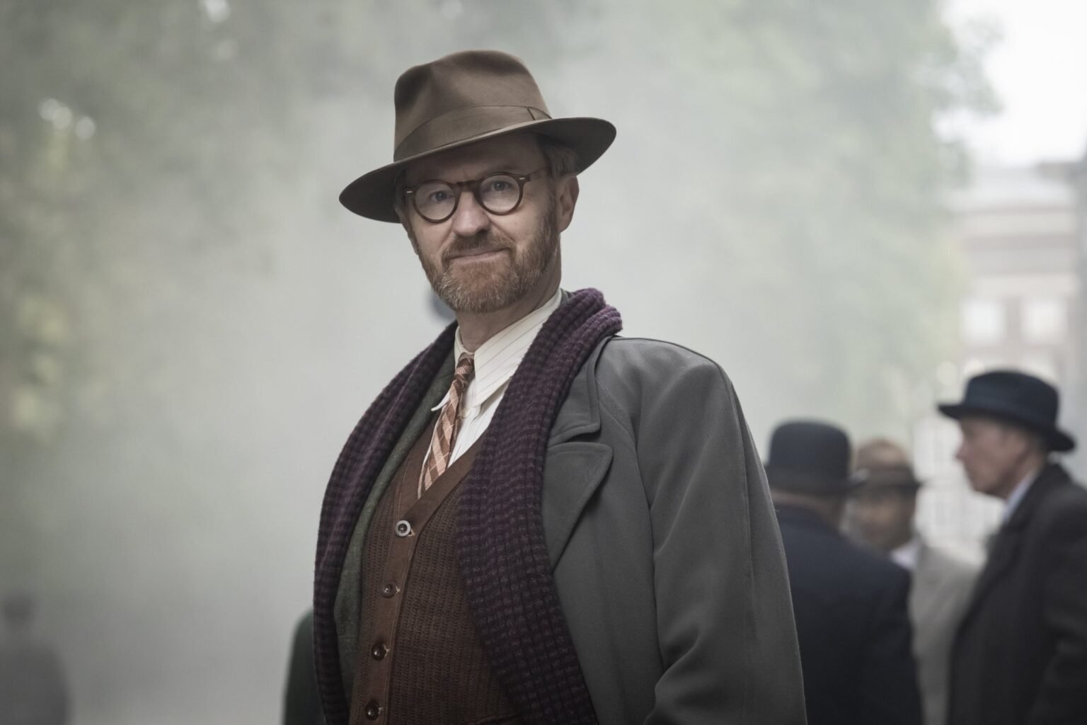 Mark Gattis Rsc Mark Gatiss portrays chilling gangster in powerful Brecht satire at RSC ...