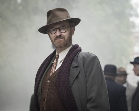 Mark Gatiss portrays chilling gangster in powerful Brecht satire at RSC