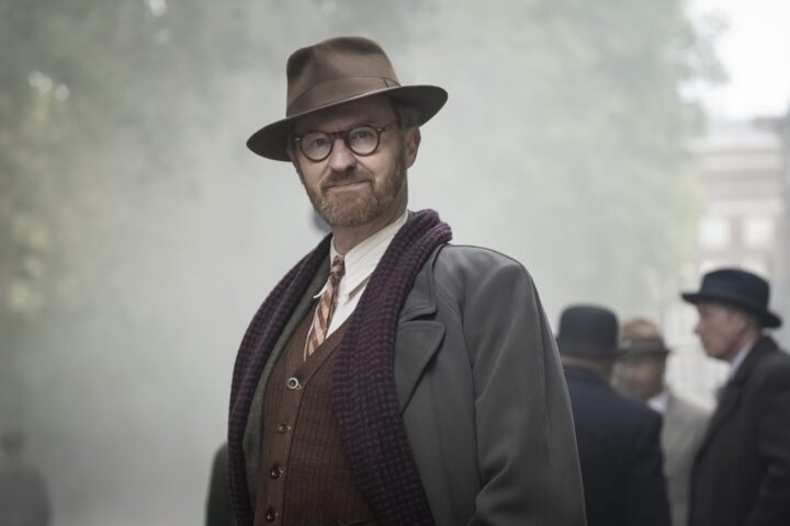 Mark Gatiss portrays chilling gangster in powerful Brecht satire at RSC