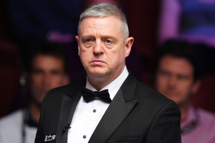 Referee apologizes after blunder at opening session of World Snooker Championship