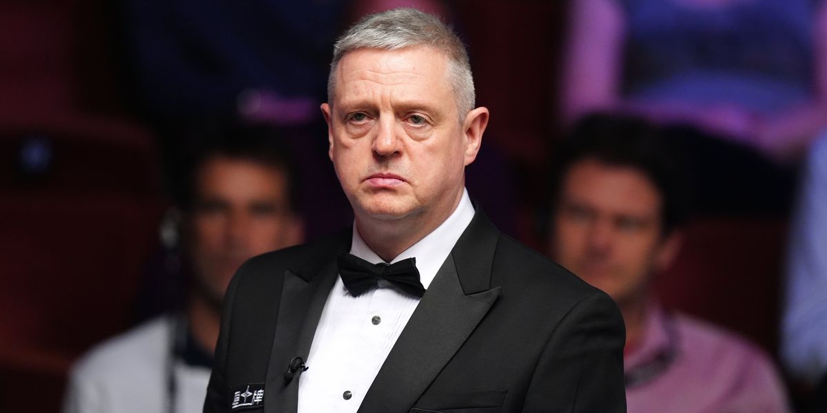 Referee apologizes after blunder at opening session of World Snooker Championship