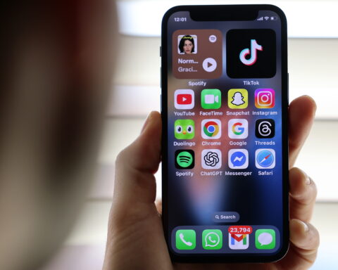 Starmer urges tech leaders to address social media's dangers to children during Downing Street meeting