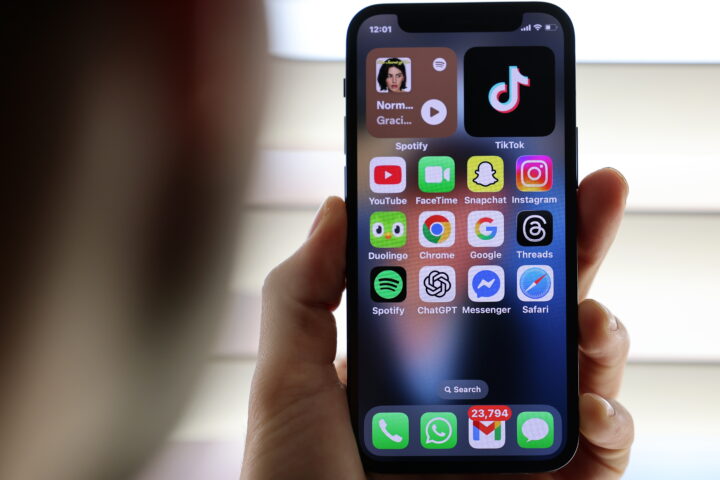 Starmer urges tech leaders to address social media's dangers to children during Downing Street meeting