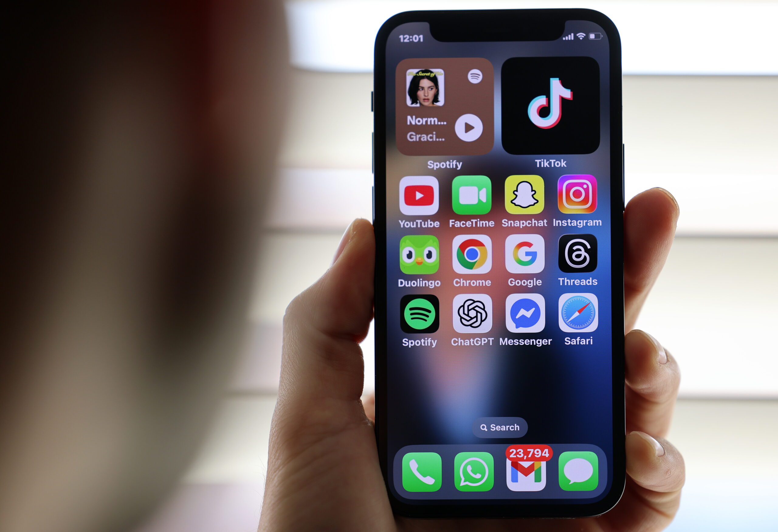 Starmer urges tech leaders to address social media's dangers to children during Downing Street meeting