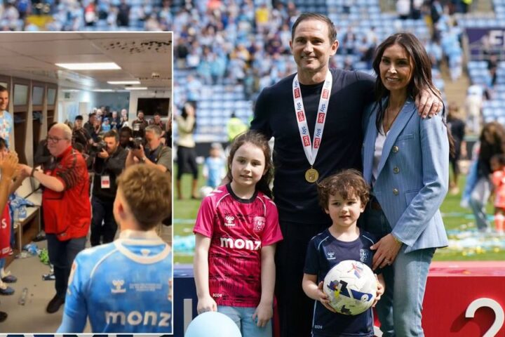 Stephen Bunting joins Coventry City players in Championship title celebrations with Frank Lampard