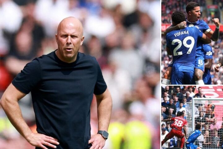 Arne Slot booed by Liverpool fans after controversial substitution in Chelsea draw