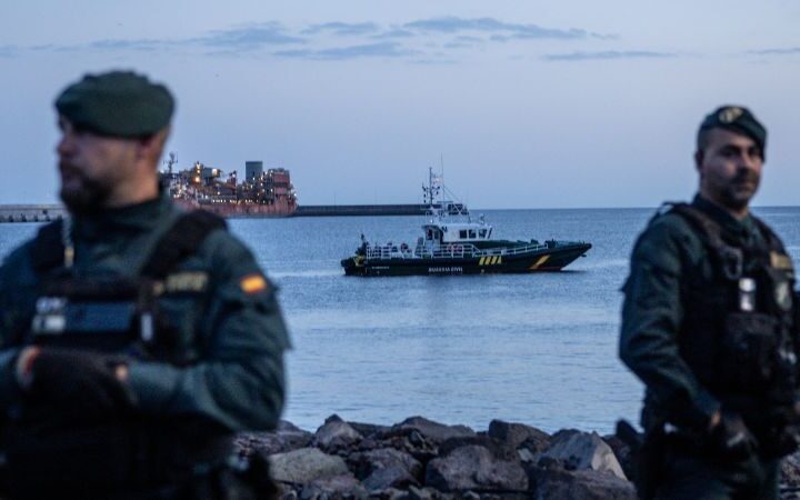 Cruise ship MV Hondius docks in Tenerife amid hantavirus outbreak; evacuations underway