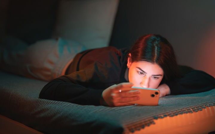 Teens should reduce late-night phone use to improve sleep and well-being