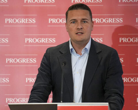 Wes Streeting announces intention to challenge Keir Starmer for Labour leadership and advocates EU rejoining