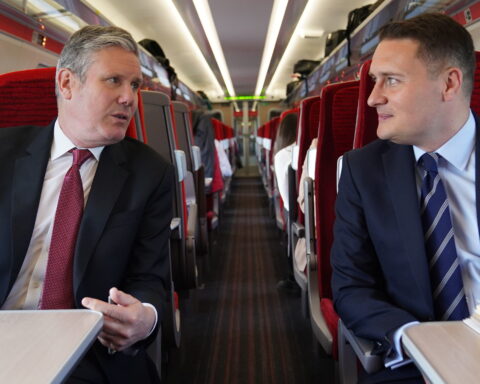 Wes Streeting prepares to challenge Keir Starmer as leadership tensions rise in Labour