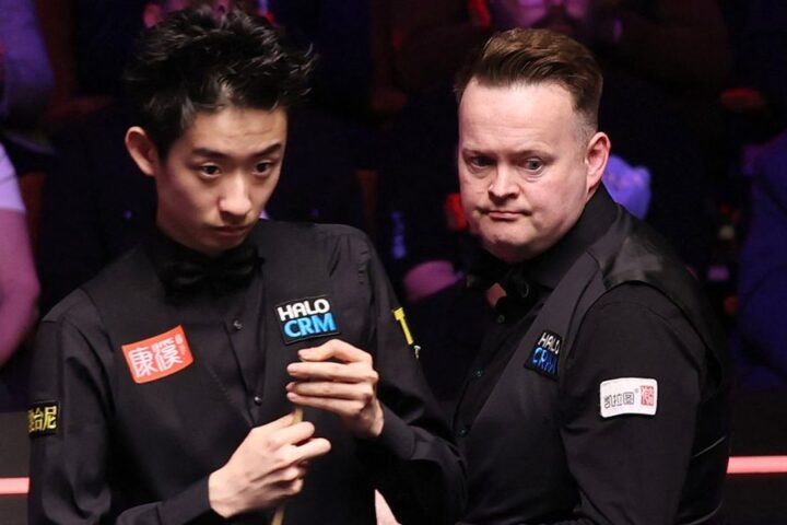 Wu Yize takes overnight lead in World Snooker Championship final against Shaun Murphy
