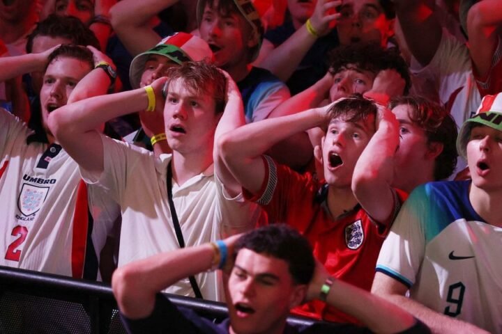 England fans warned of £2,500 fine for using mobile phones while driving to World Cup match