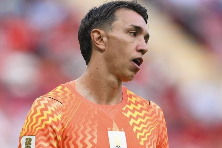 Fernando Muslera requests substitution after costly error leads to Uruguay's World Cup exit