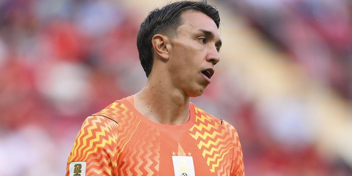Fernando Muslera requests substitution after costly error leads to Uruguay's World Cup exit