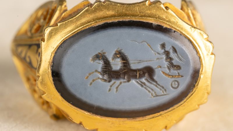Gold Roman ring discovered by amateur detectorist in Somerset, set for museum display