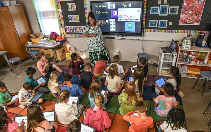 Los Angeles schools implement strict screen time limits as parents seek similar policies nationwide