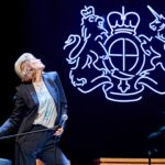 Rosamund Pike criticizes phone use disrupting theatre performances, calls for audience etiquette
