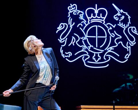 Rosamund Pike criticizes phone use disrupting theatre performances, calls for audience etiquette