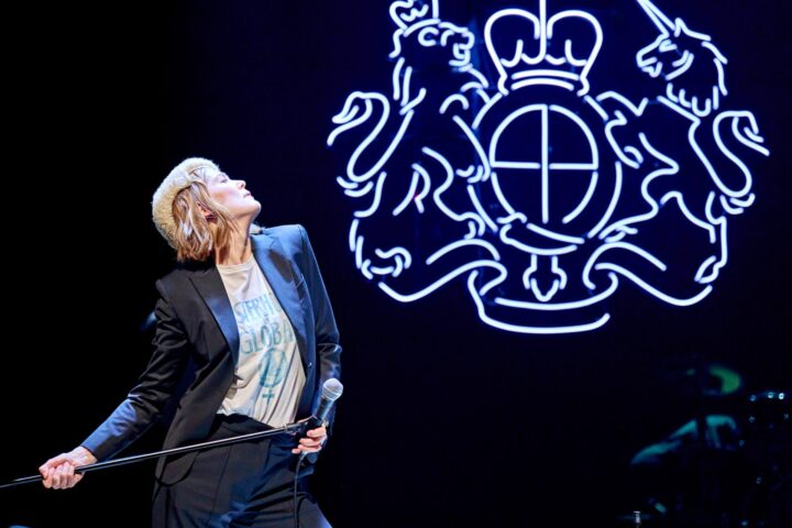 Rosamund Pike criticizes phone use disrupting theatre performances, calls for audience etiquette