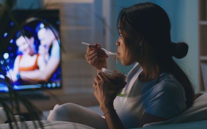 Stress and late-night snacking linked to worsening digestive issues, new study finds