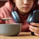 Study reveals parents use screens more than children during family meals, hindering connection