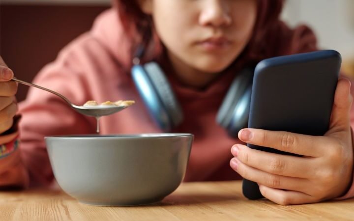 Study reveals parents use screens more than children during family meals, hindering connection