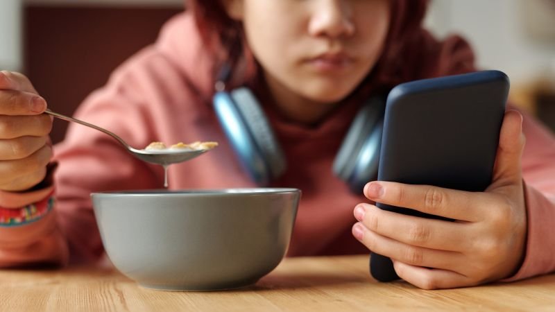 Study reveals parents use screens more than children during family meals, hindering connection