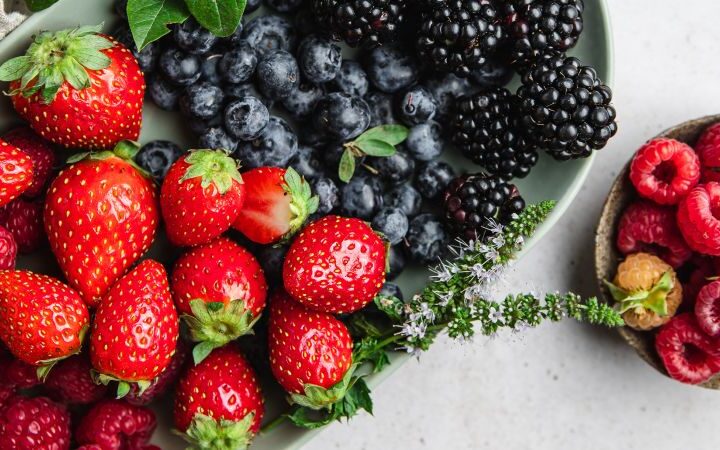 Summer berries often contain harmful pesticide residues: effective washing methods to consider