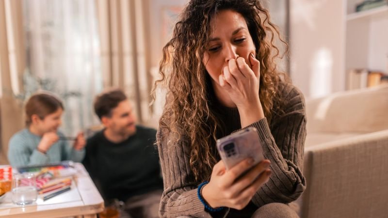 Teens feel less secure in relationships when parents are distracted by phones, study finds