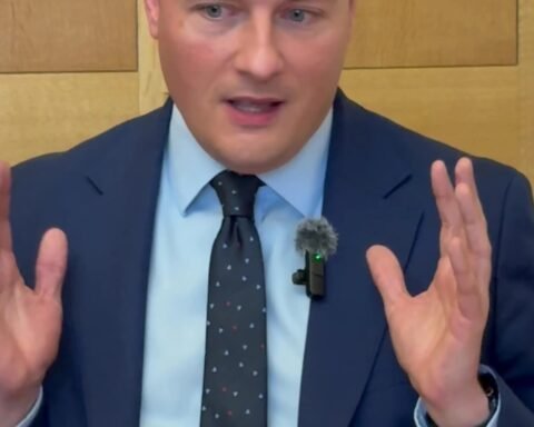 Wes Streeting supports new North Sea oil licenses, warning against Reform UK risks