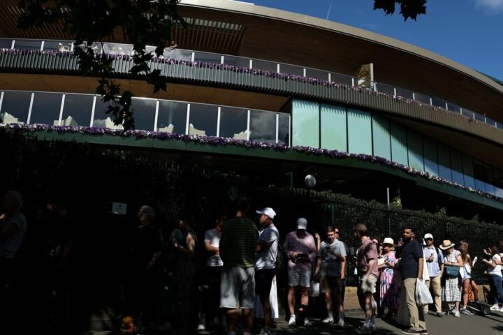 Wimbledon organizers warn fans against traveling due to overwhelming queue on opening day