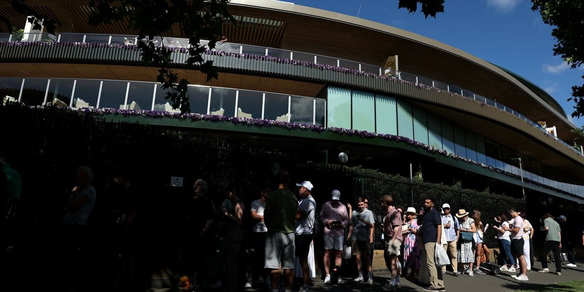 Wimbledon organizers warn fans against traveling due to overwhelming queue on opening day