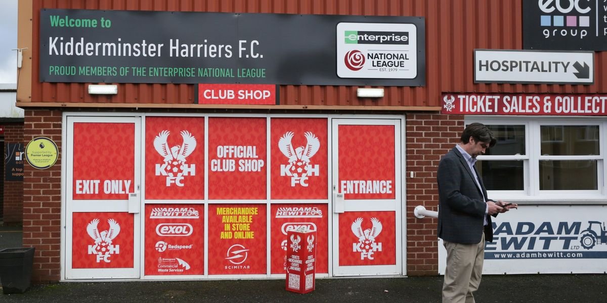 Community unites to offer housing for Kidderminster Harriers players following club appeal