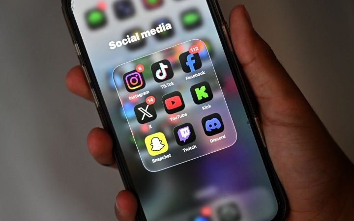 How social media impacts cognitive function and mental health