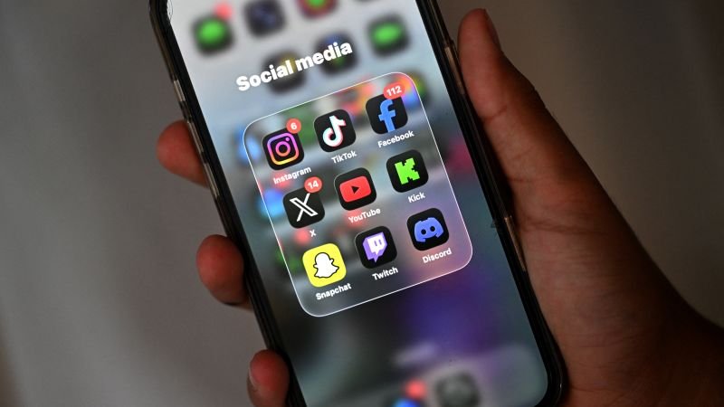 How social media impacts cognitive function and mental health