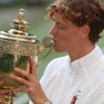 Jannik Sinner returns Wimbledon trophy after victory over Alexander Zverev