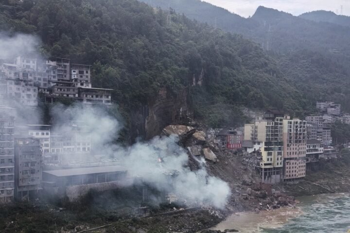 Landslide in southwestern China buries buildings, rescue efforts underway
