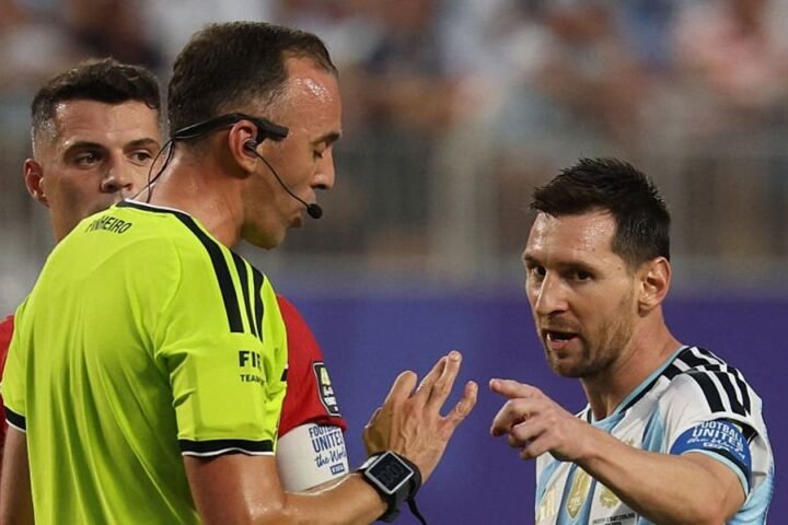 Messi urges referee to show respect during contentious World Cup quarter-final clash