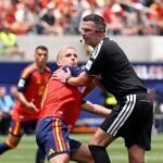 Michael Oliver experiences mishap during Spain's World Cup match against Belgium