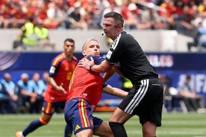 Michael Oliver experiences mishap during Spain's World Cup match against Belgium
